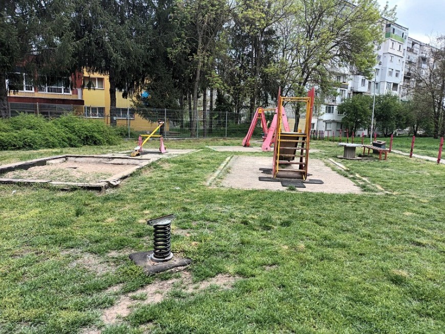 Община Добрич продължaва с дейностите по поддръжка на детските площадки