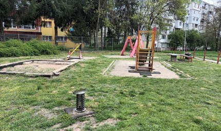 Община Добрич продължaва с дейностите по поддръжка на детските площадки