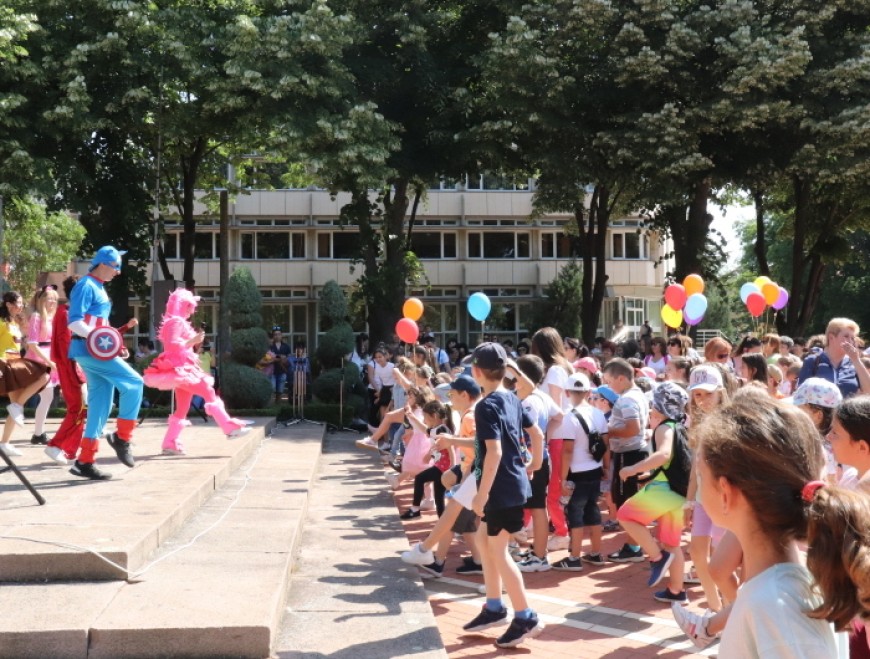 С весел празник на площада децата на Генерал Тошево отбелязаха 1 юни