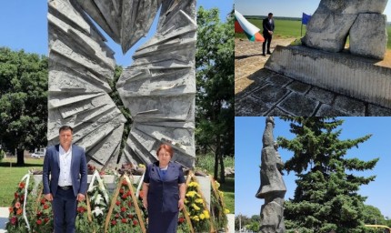 Областният управител се поклони пред паметта на загиналите в Дуранкулашките бунтове 
