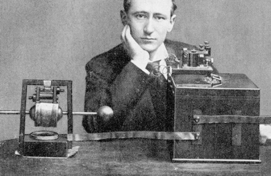 Гулиелмо Маркони патентова радиото на 2 юни 