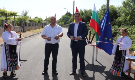 Официално откриха реновираната улица “Осма“ в Спасово