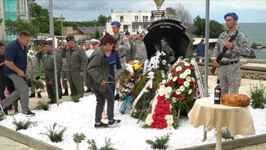 Откриха плоча в памет на подполковник Валентин Терзиев в Тюленово /видео/