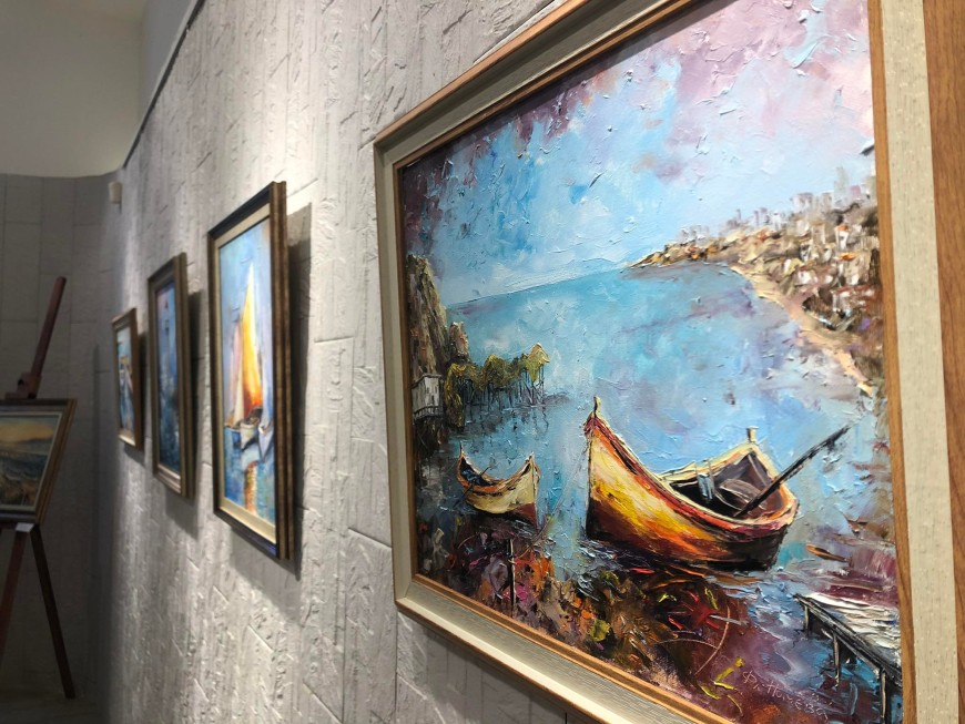 Вчера беше открита изложбата „С цвят и мирис на море“ на Флора Начева