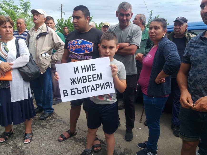 Жители на осем села излязоха на протест днес заради лошото състояние на пътния участък Добрич-Лясково-Житница