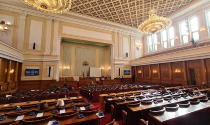 Парламентът гласува вот на недоверие срещу правителството