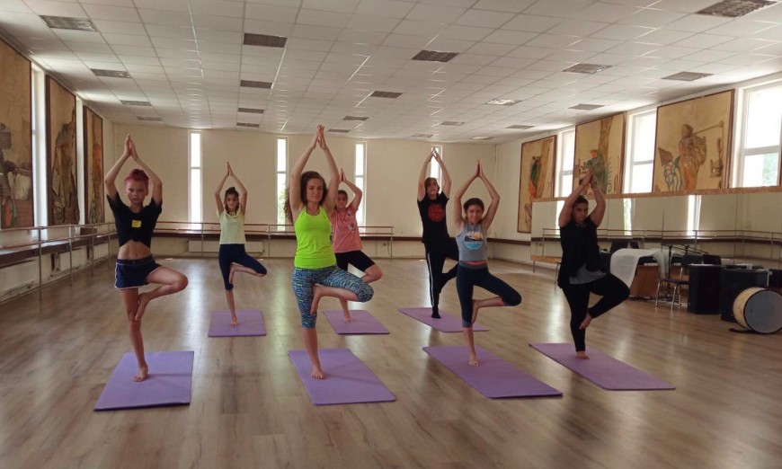 Клубът по йога към младежкия център в Добрич навърши една година