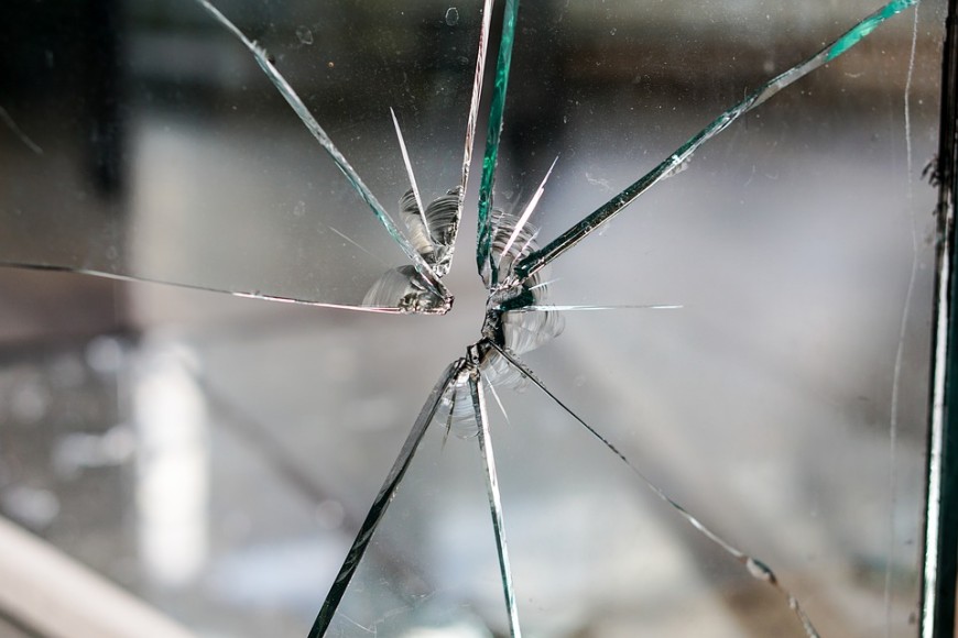 Млад мъж счупи стъкло в отделение в добричката болница