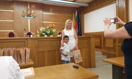 Отлични ученици от община Добричка получиха награди