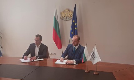 Кметът на Добрич подписа договора по проекта за  поставяне на фотоволтаични системи на три детски градини 