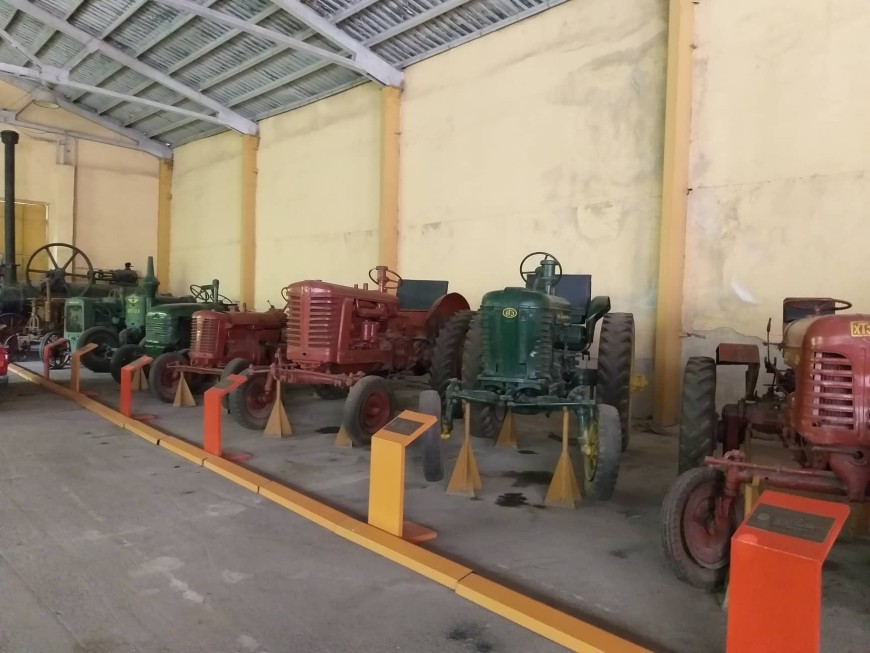 Уникална експозиция представя селскостопански машини от миналия век в Аграрната гимназия в Добрич