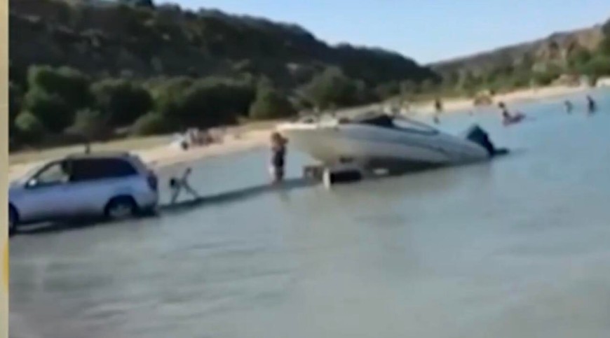 На "Болата"джип навлезе в морето, за да пусне лодка във водата