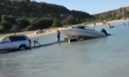 На "Болата"джип навлезе в морето, за да пусне лодка във водата