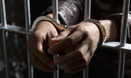 Мъж, заплашил с убийство жена, остава в ареста