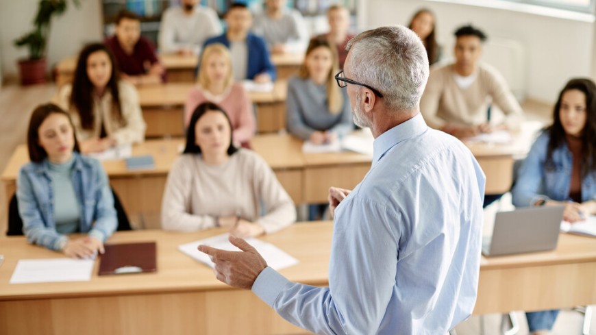 Увеличават минималната заплата на преподавателите в университетите