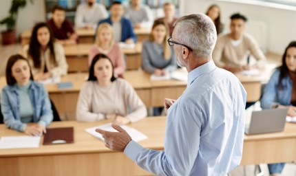 Увеличават минималната заплата на преподавателите в университетите
