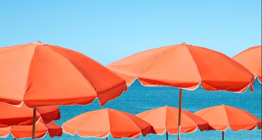 Вандали потрошиха 15 чадъра на плаж в Крапец