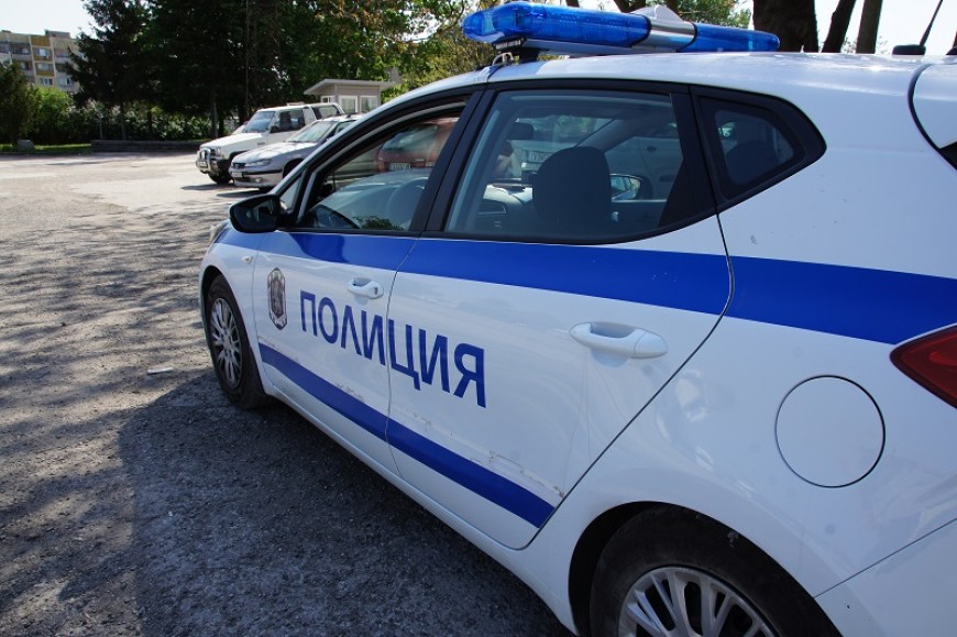 Млада жена с близо 3 промила алкохол се блъсна с автомобила си в крайпътно дърво