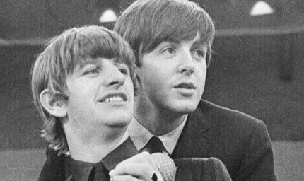 Ринго Стар излиза с Бийтълс на този ден през 1962 година