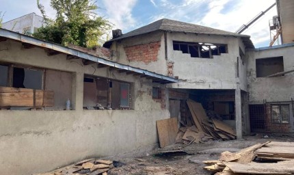 Премахват опасна сграда в центъра на Балчик