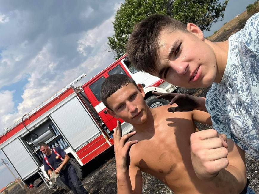 Малки герои: Двама тийнейджъри помогнаха на огнеборците в овладяването на пожара в Каварна