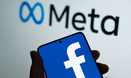 Бъг във Facebook, стените на потребителите обсипани с постове на звезди