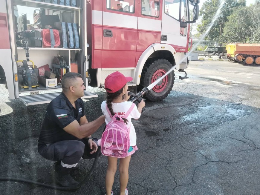 Пожарникари зарадваха деца от Стефаново и Батово с разходка из пожарната станция