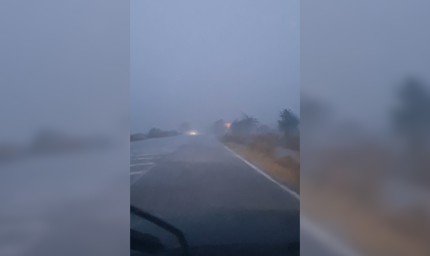 Гръм удари трафопост в село Царевец, закъсали автомобили в Добрич и двама евакуирани заради пороя /ВИДЕО/