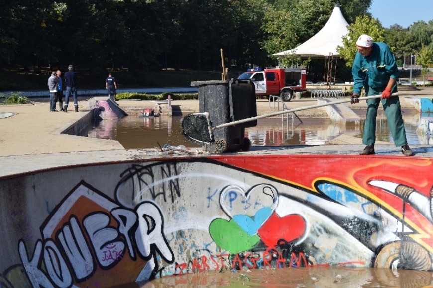 Започнаха дейности по отводняване и почистване на Скейт парка в Добрич  