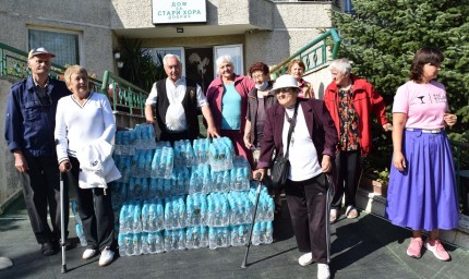 600 бутилки вода дари Община Добрич на Дома за стари хора