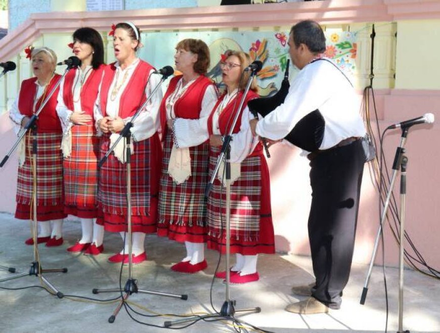 20 състава от област Добрич се изявиха на сцената на XVII Фолклорен събор „Славеи пеят в Пчеларово“