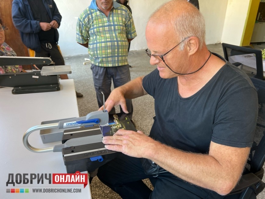 Швейцарец създава работилница за пъзели с благородна кауза в с. Смолница