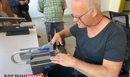 Швейцарец създава работилница за пъзели с благородна кауза в с. Смолница
