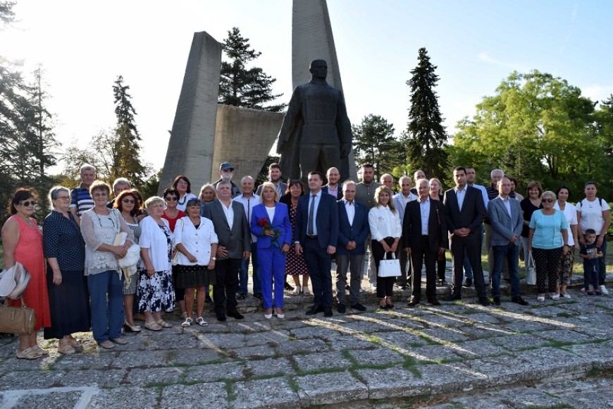 БСП – Добрич откри предизборната си кампания с поднасяне на цветя на паметника на загиналите във Втората световна война добруджанци