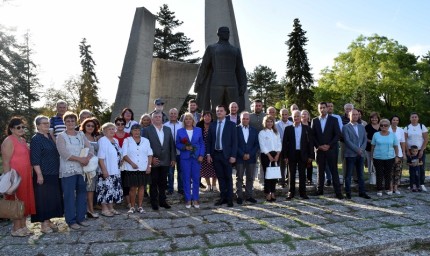 БСП – Добрич откри предизборната си кампания с поднасяне на цветя на паметника на загиналите във Втората световна война добруджанци