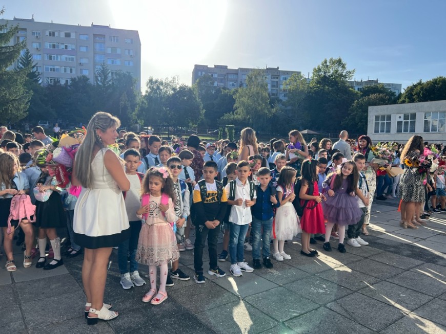 С положителни емоции и много детски усмивки започна учебната година в СУ „Любен Каравелов” в Добрич