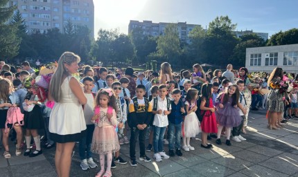 С положителни емоции и много детски усмивки започна учебната година в СУ „Любен Каравелов” в Добрич