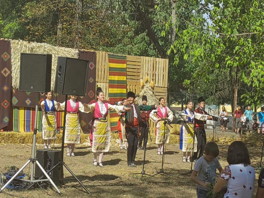 Деца от Фолклорния ансамбъл на Тервел участваха в програмата на фестивала в Крушари