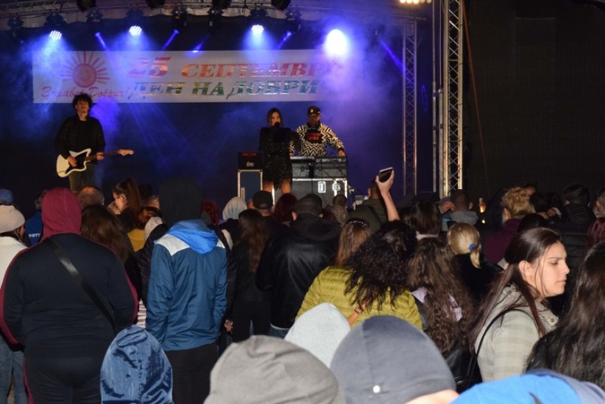 Празничният концерт за Деня на Добрич събра стотици жители и гости на града /СНИМКИ/