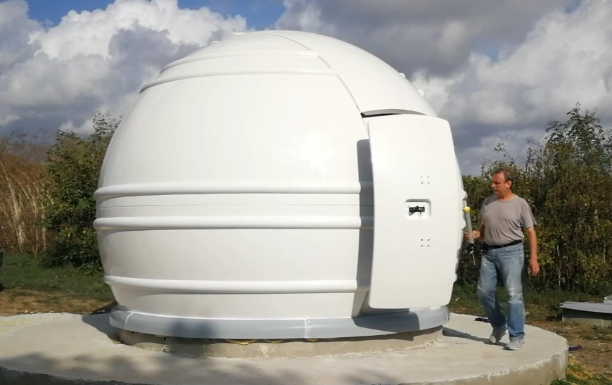 Астрономическа обсерватория е монтирана в двора на кметството в село Камен бряг