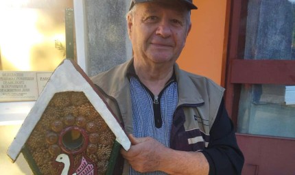 Добричлия изработва и подарява къщички за птици на града