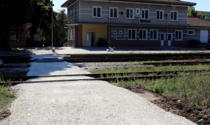 Пешеходният прелез в района на сградата на ЖП-гарата е в процес на изграждане