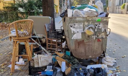 Не изхвърляйте битови отпадъци до контейнерите за смет
