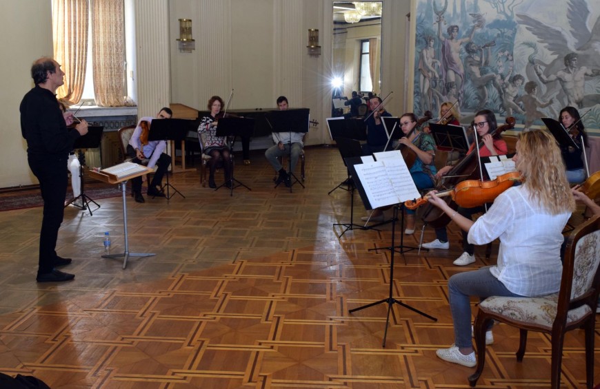 Маестро Емил Табаков ще дирижира Българския камерен оркестър на концерт тази сряда в Добрич