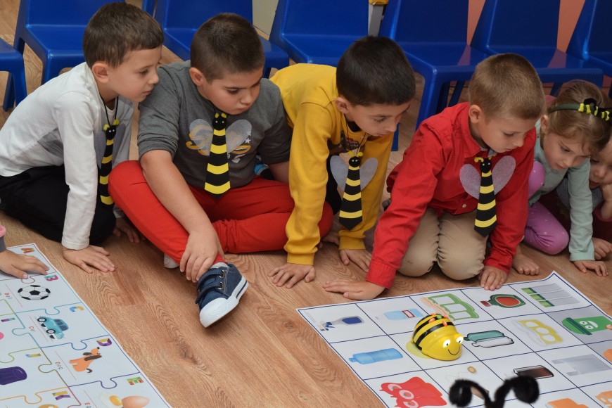 Деца от ДГ №23 "Звездица" програмираха с пчела-робот