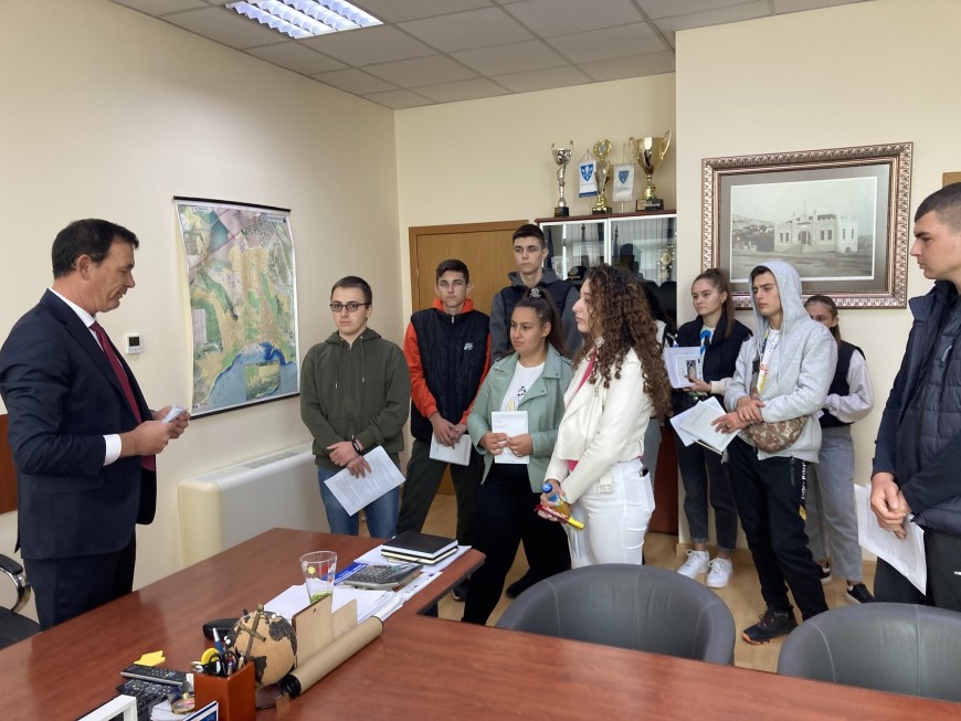 Ученици от 11 клас на СУ „Христо Ботев“ посетиха днес Община Балчик