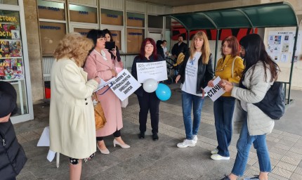 Протестът на медицински сестри в МБАЛ-Добрич продължава. Ръководството отрича да отказва срещи с тях.