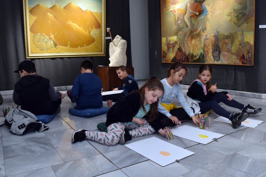 Ученици рисуваха с художници в Галерията в Добрич (СНИМКИ)