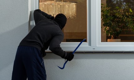 Неизвестен нахлува в чужд дом в село Козлодуйци и го ограбва 