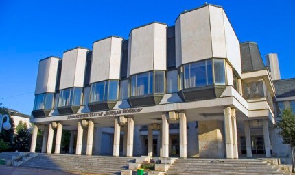 Неизвестен е проникнал в драматичния театър и е откраднал кабели